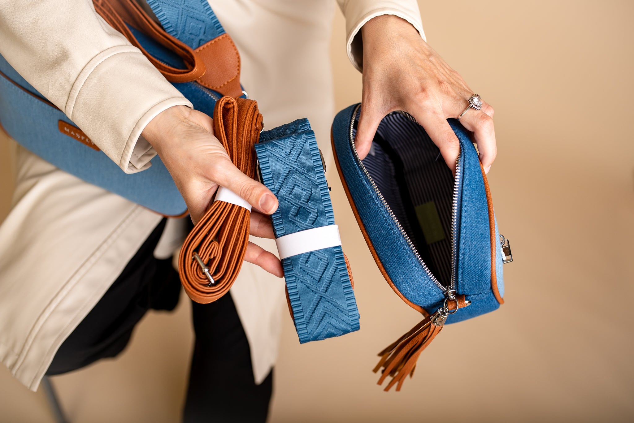 Sada dvou dámských crossbody kabelek Klara  s ozdobnými třásněmi na zipu a kvalitním zpracováním