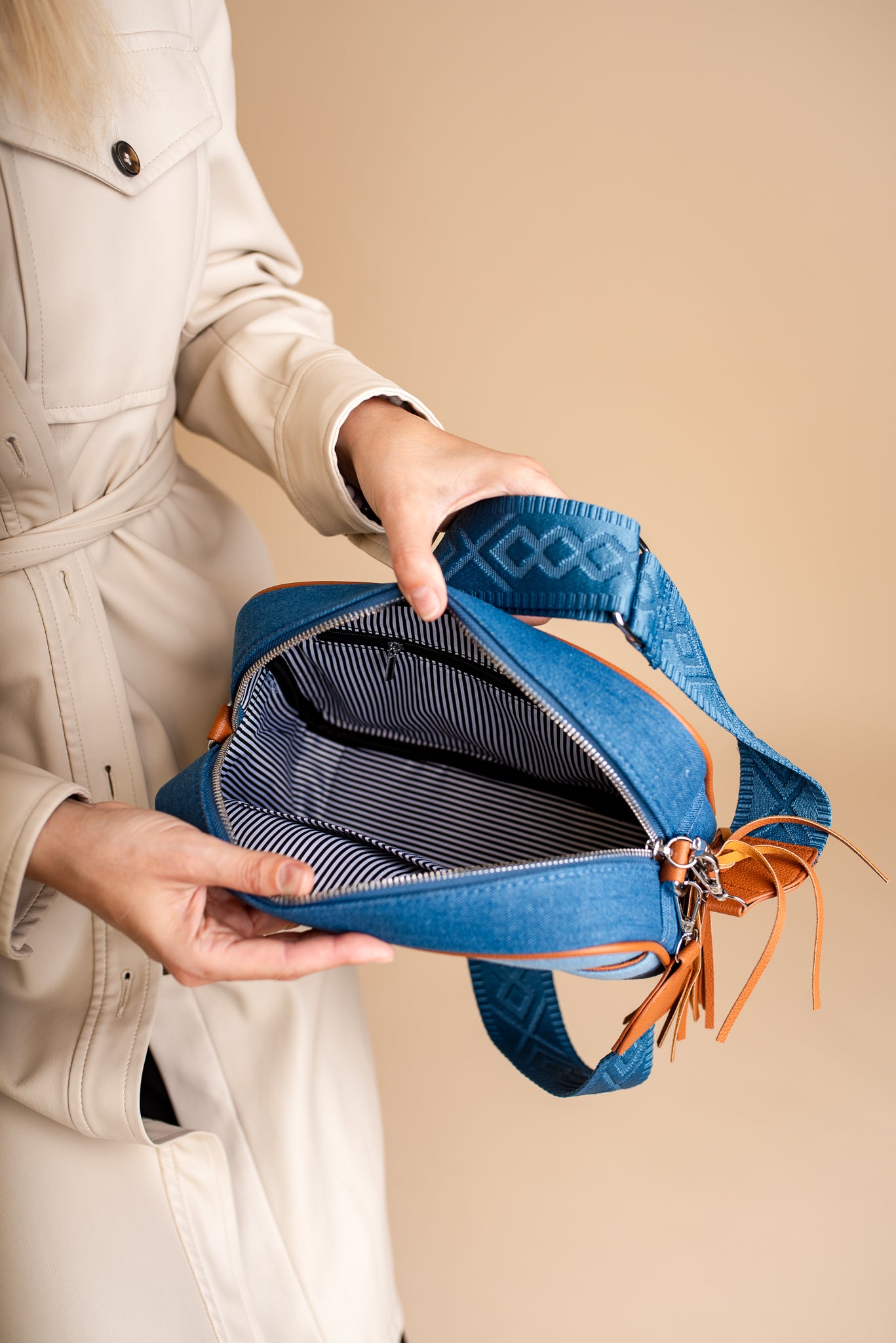 Sada dvou dámských crossbody kabelek Klara  s ozdobnými třásněmi na zipu a kvalitním zpracováním