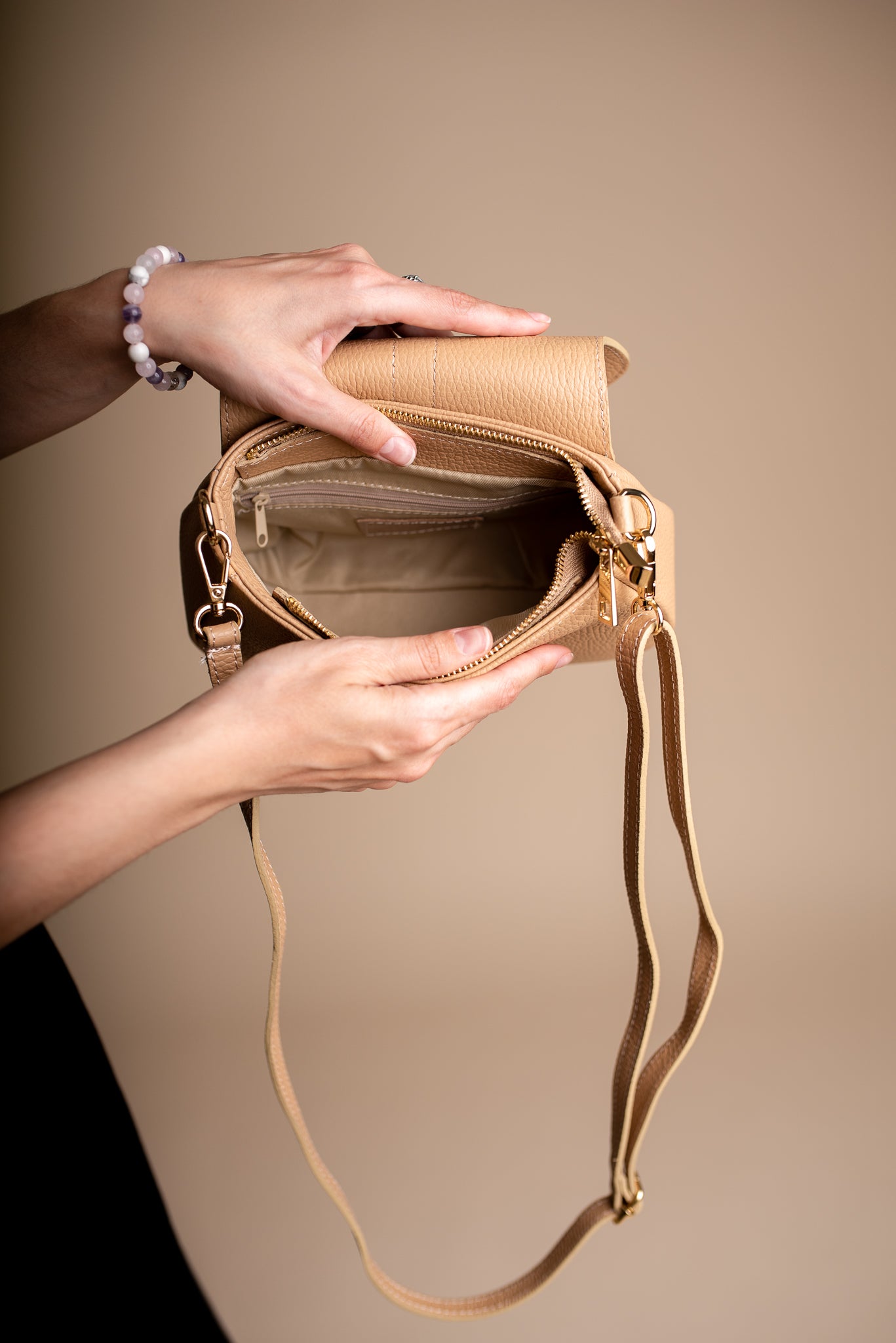 Dámská kožená crossbody kabelka Ema – elegantní černá kabelka přes rameno