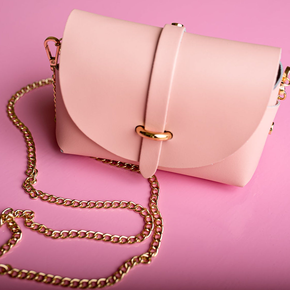 Kabelka Veronika – Kompaktní růžová kožená kabelka se zapínací klopou a řetízkovým popruhem