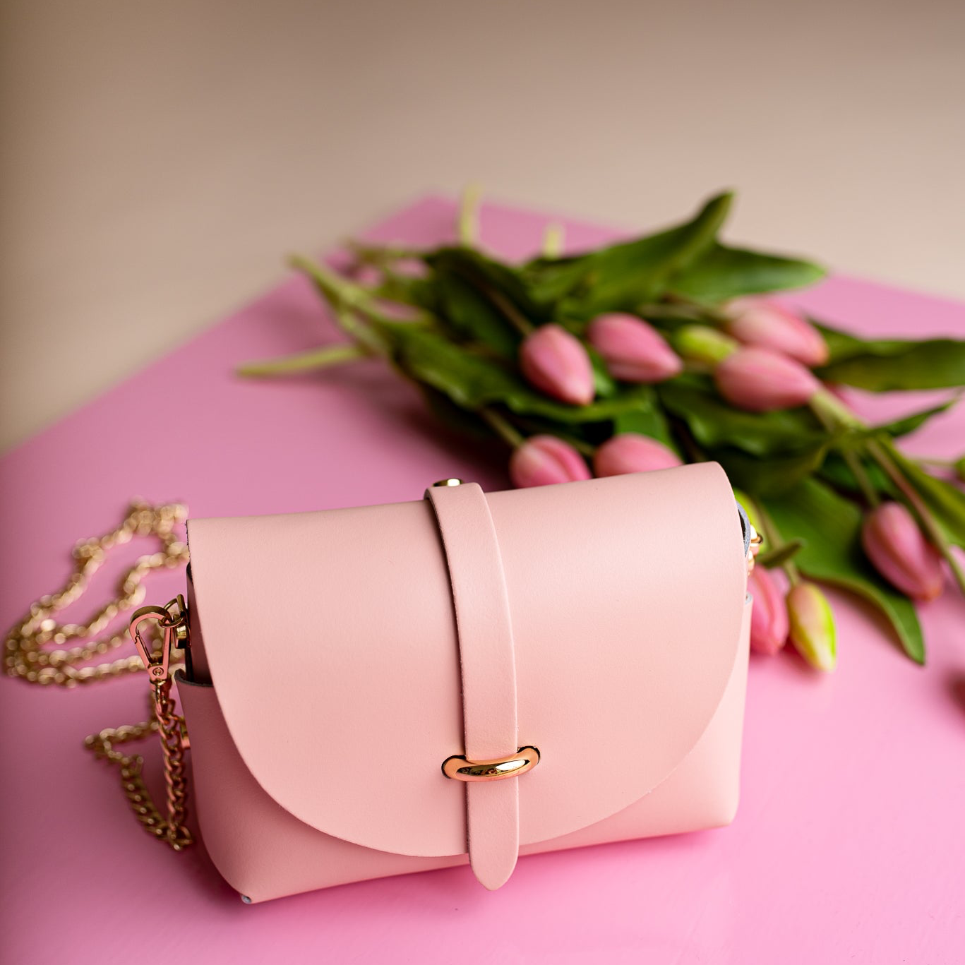 Kabelka Veronika – Kompaktní růžová kožená kabelka se zapínací klopou a řetízkovým popruhem