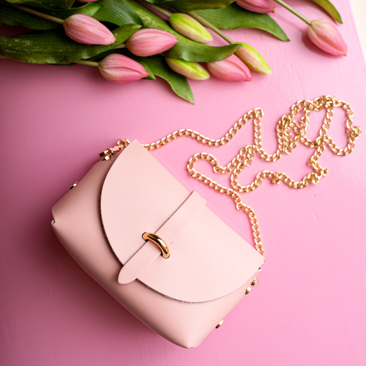 Kabelka Veronika – Kompaktní růžová kožená kabelka se zapínací klopou a řetízkovým popruhem