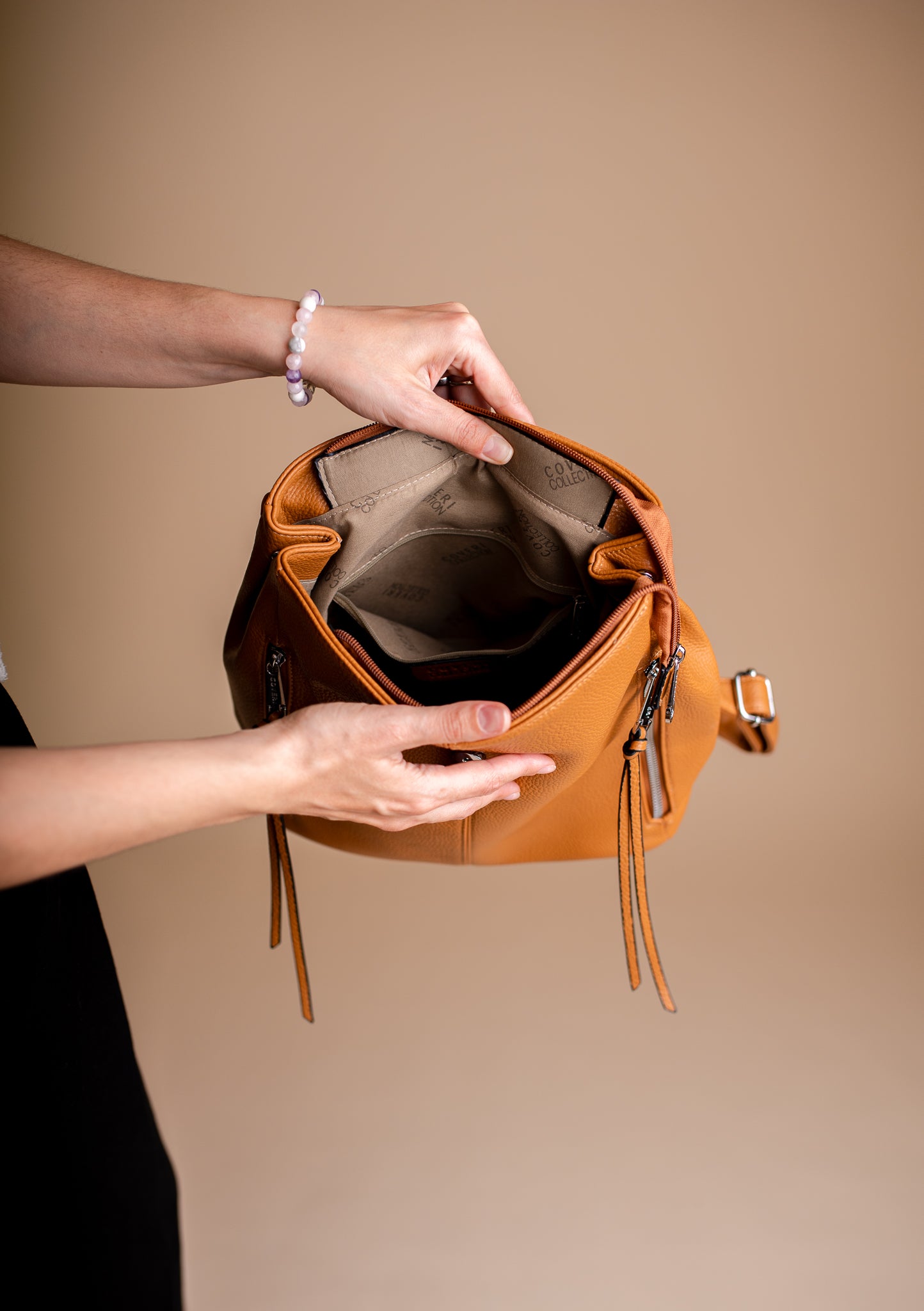 Dámský syntetický batoh Eliška s velkou kapacitou, více přihrádkami, magnetickou klopou a zapínáním na zip