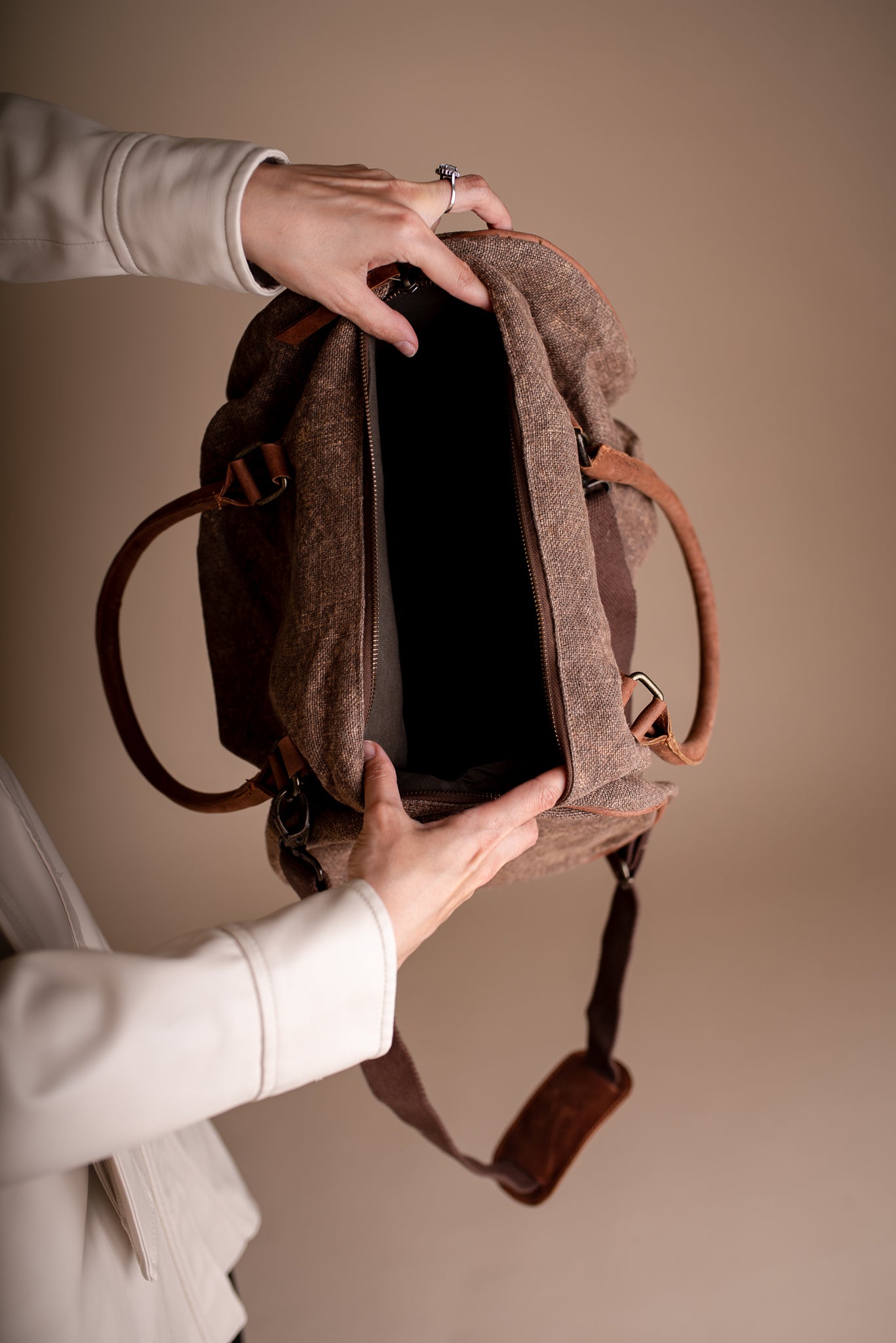 Cestovní taška Ekaterina z lnu a kůže