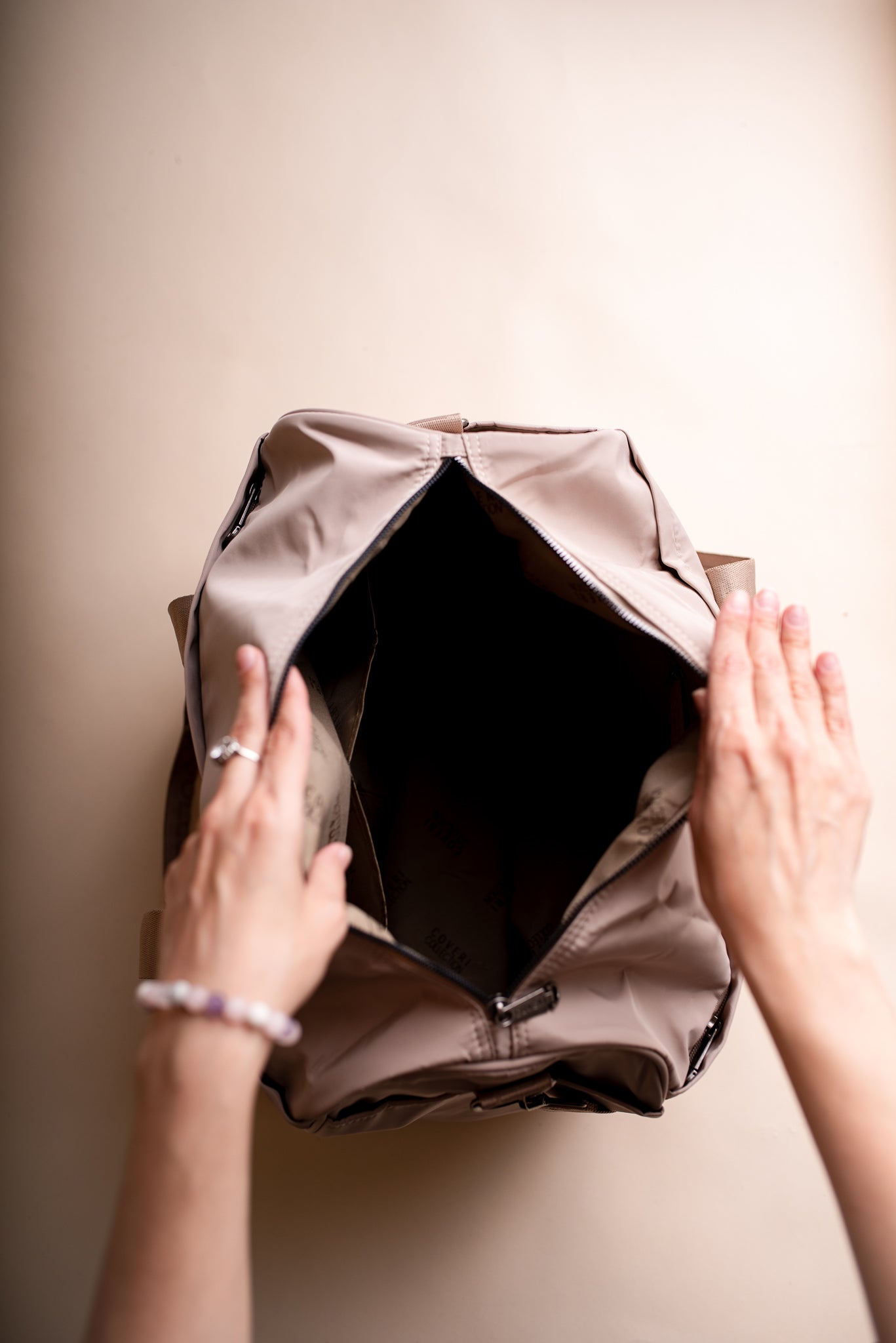 Prostorná cestovní taška Jana z nylonu se zapínáním na zip