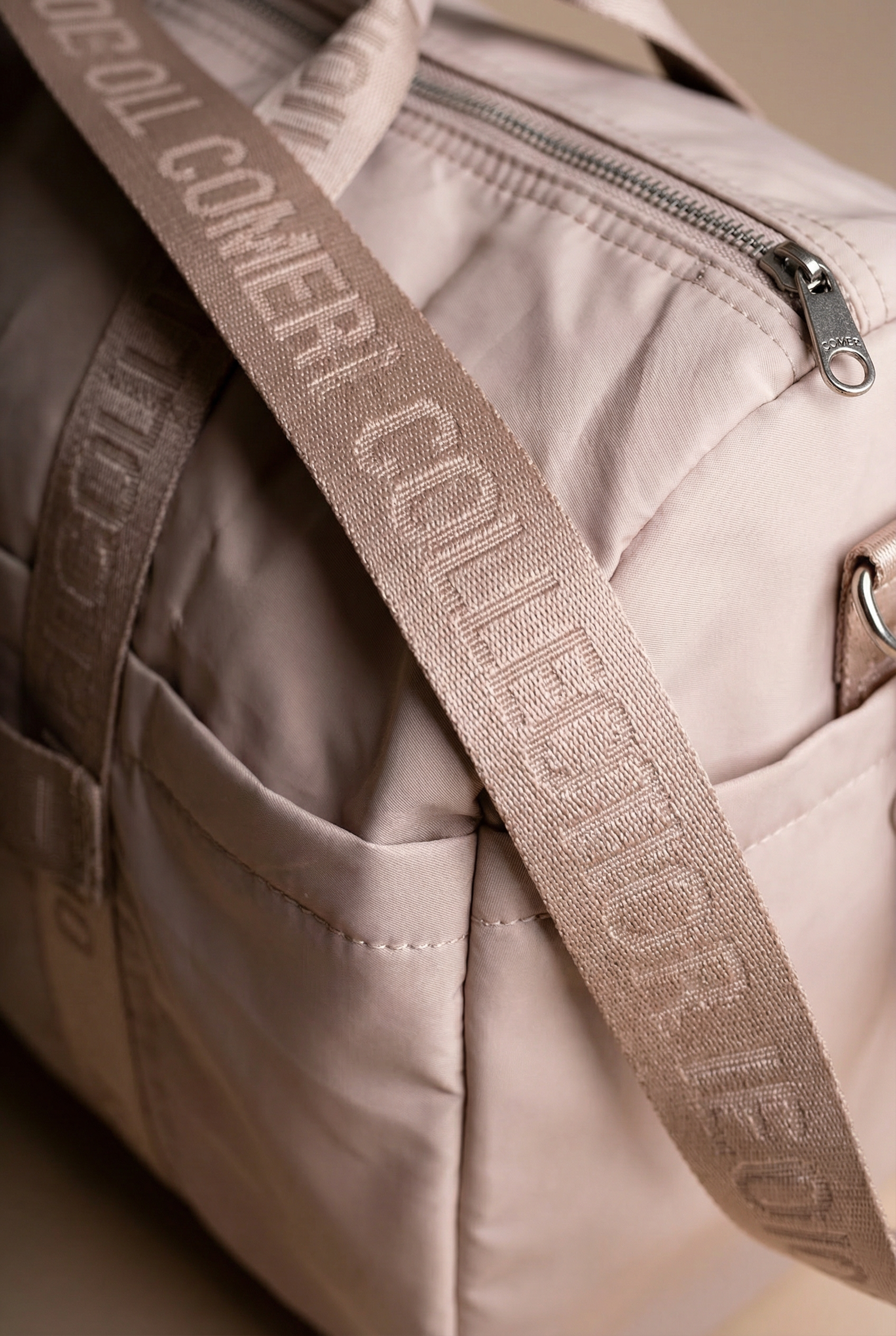 Prostorná cestovní taška Jana z nylonu se zapínáním na zip