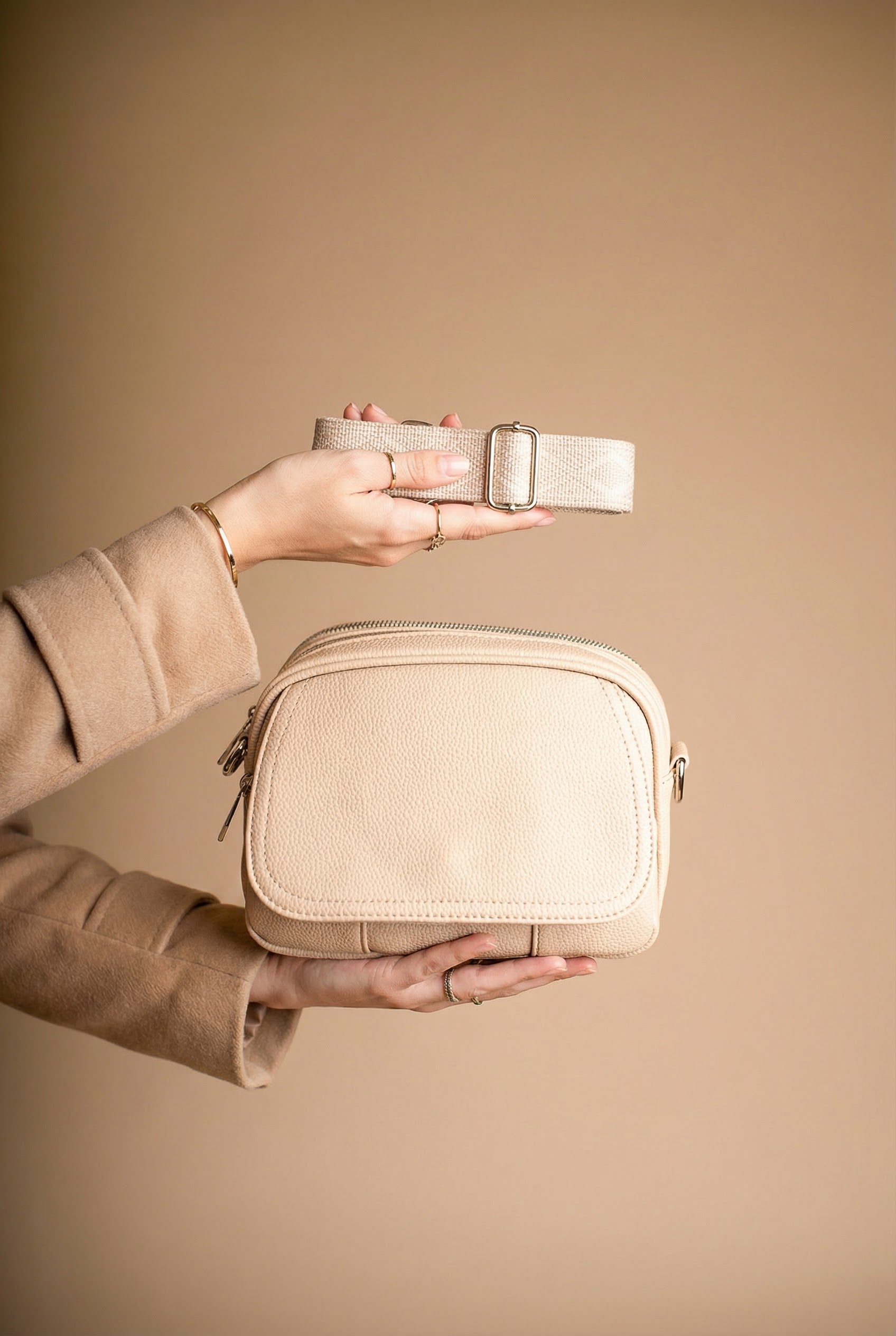 Elegantní béžová dámská crossbody kabelka Lea s nastavitelným popruhem