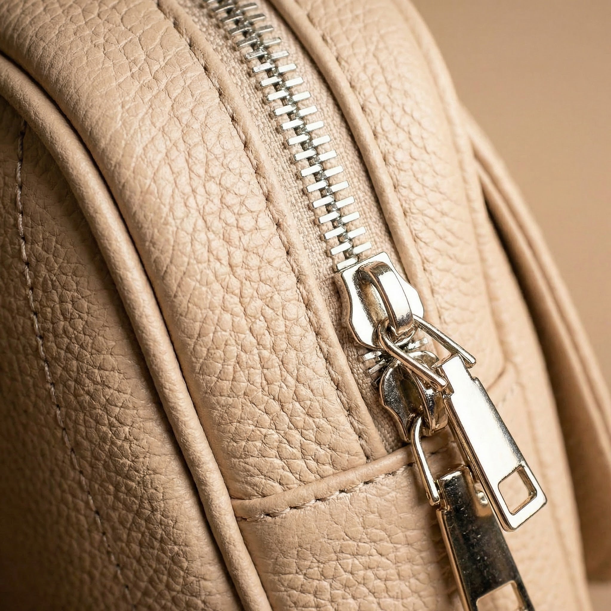 Elegantní béžová dámská crossbody kabelka Lea s nastavitelným popruhem