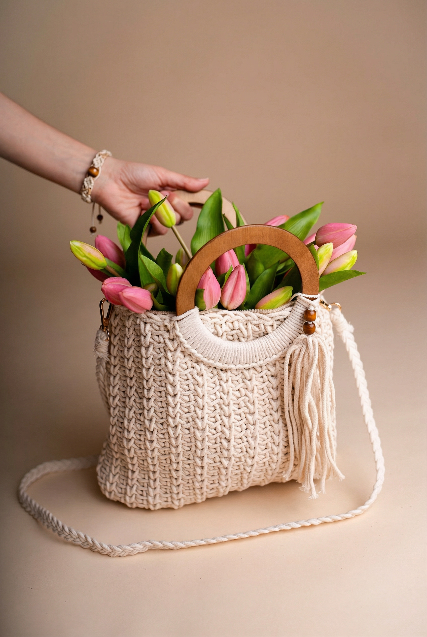 Háčkovaná taška Olivia ze 100% bavlny s dřevěným uchem