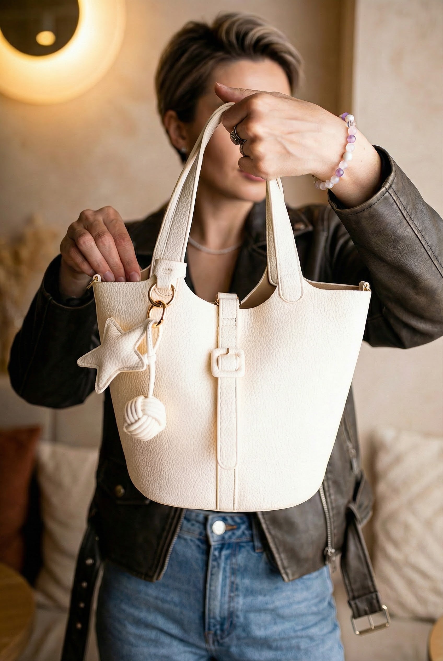 Dámská syntetická kabelka Izabela typu bucket s klopou na druk + samostatná crossbody kabelka