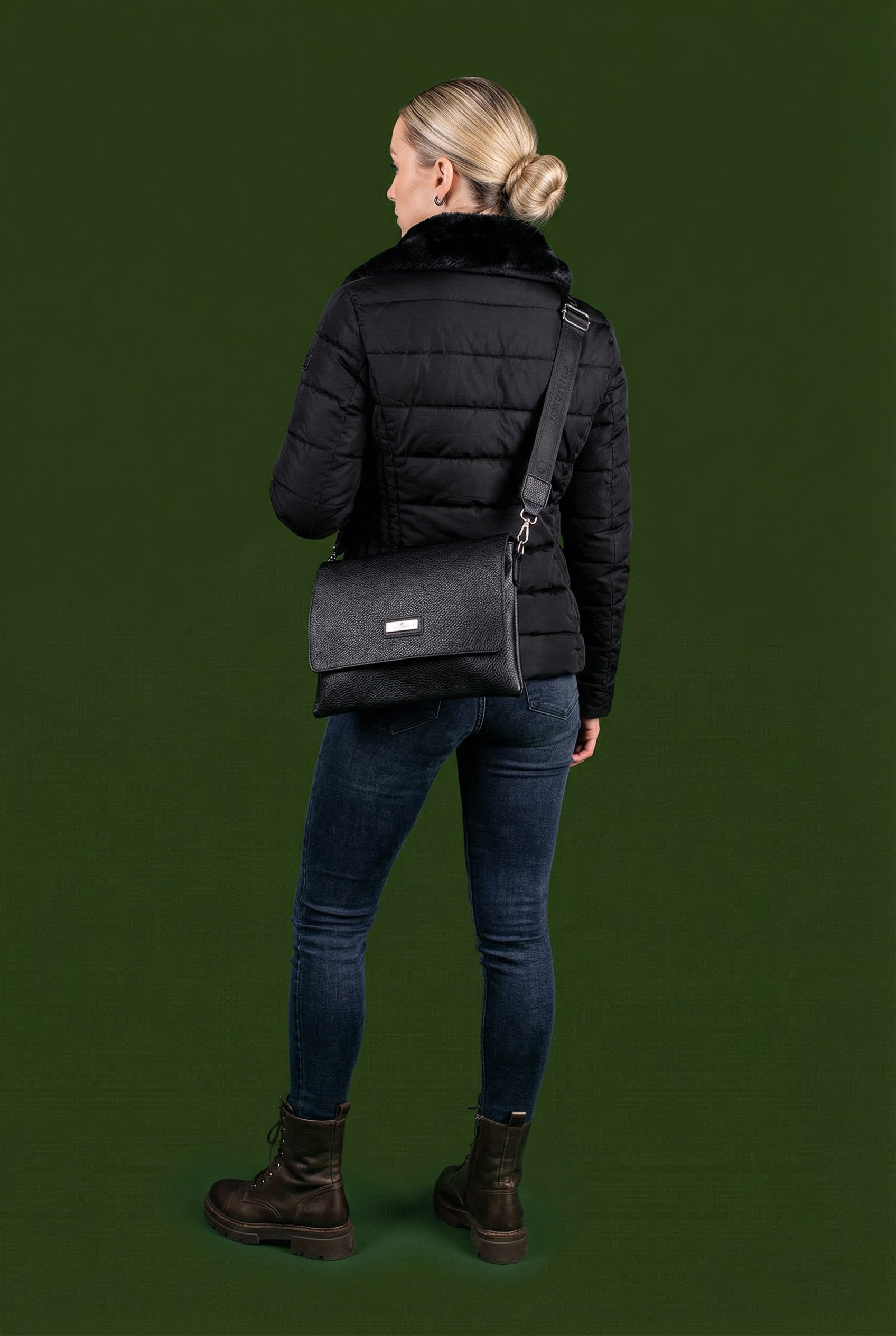 Elegantní černá crossbody kabelka Eva