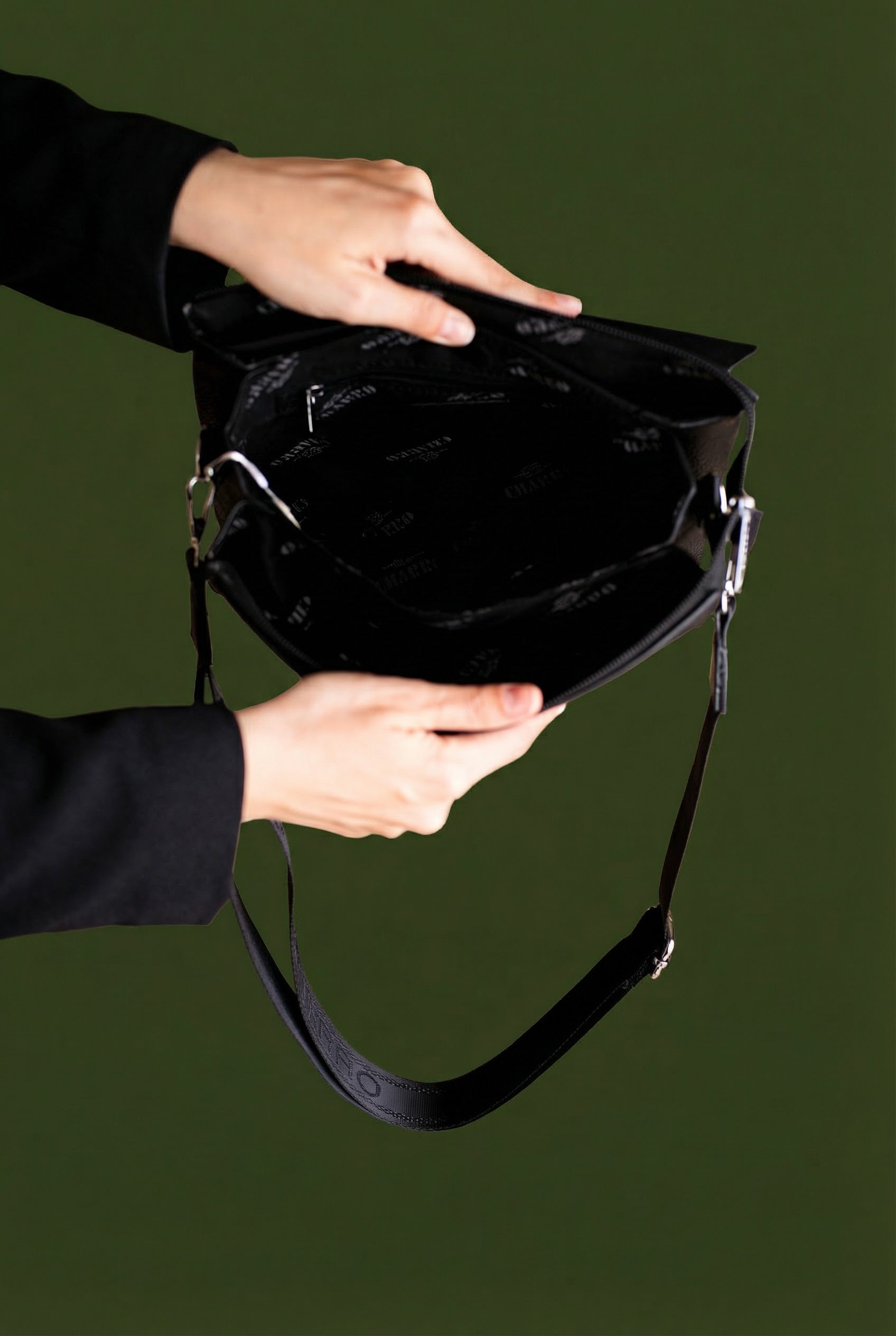 Elegantní černá crossbody kabelka Eva