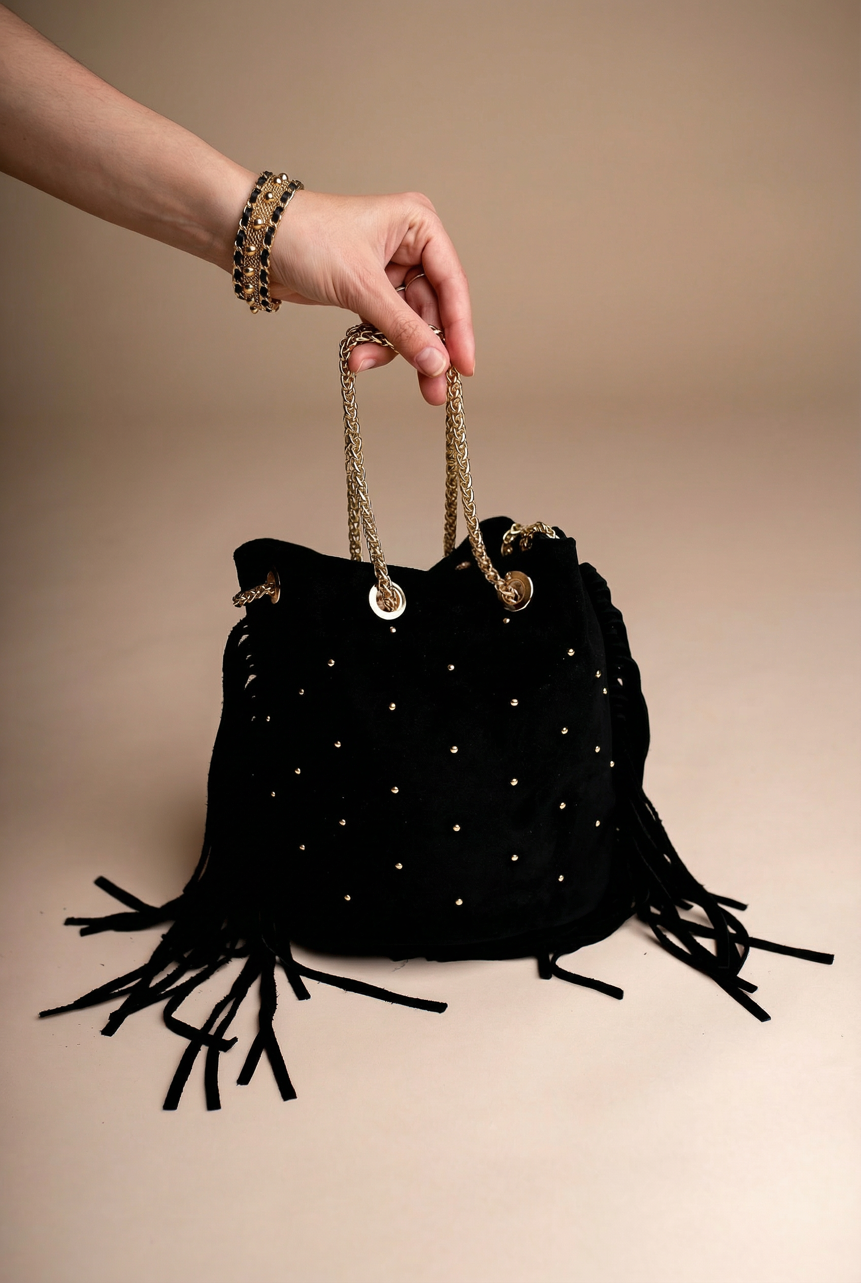 Kabelka Sofie z italské kůže s bočními třásněmi a cvočky