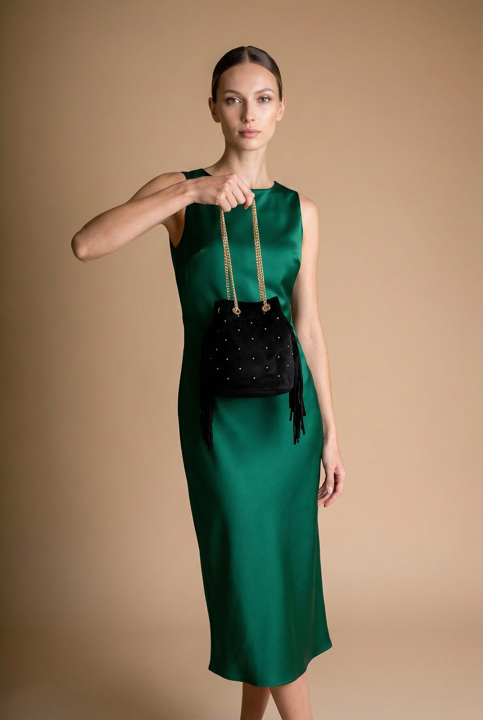 Kabelka Sofie z italské kůže s bočními třásněmi a cvočky