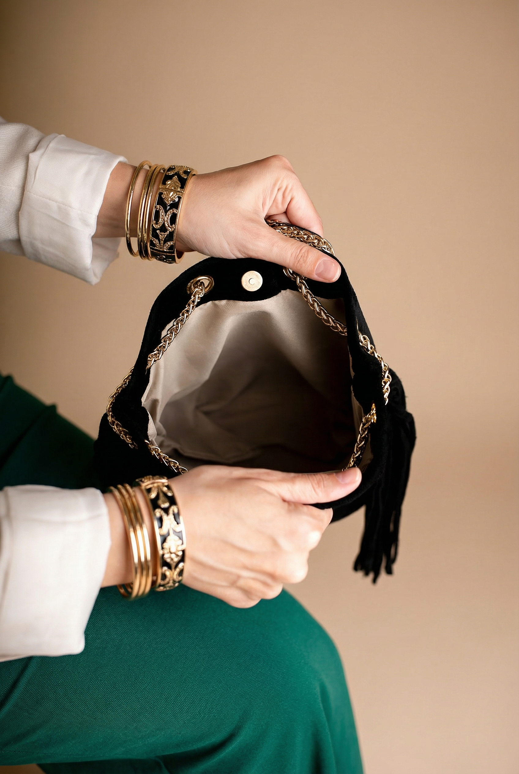 Kabelka Sofie z italské kůže s bočními třásněmi a cvočky